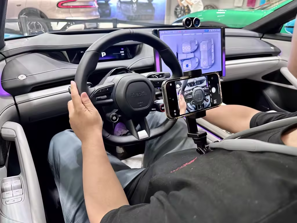 VisionTrack™ | Soporte Celular de Cuello para videos POV Manos Libres para Creadores y Aventureros